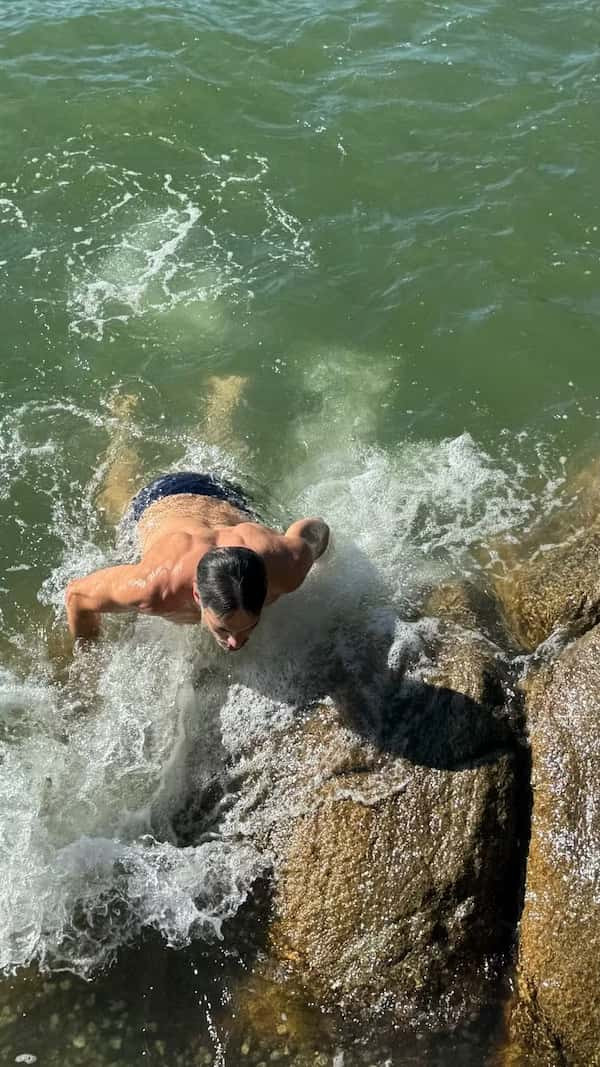 Aos 45 anos, Mateus Solano posa de sunga e exibe físico sarado; fotos
