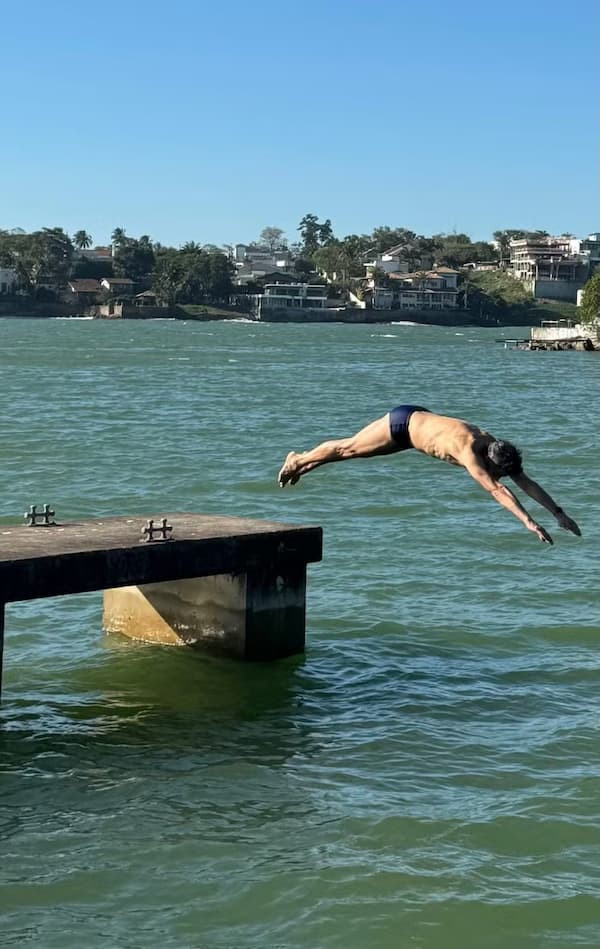 Aos 45 anos, Mateus Solano posa de sunga e exibe físico sarado; fotos