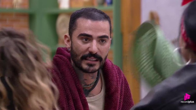 A Fazenda 18: Mayk Leão e Ariela Carasso discutem após dinâmica: \"Ai, coitadinha, deita e chora!\"