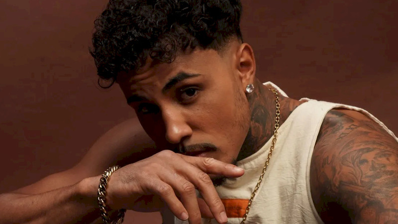 MC Livinho causa com reflexão sobre relacionamentos: \"A pista está salgada\"