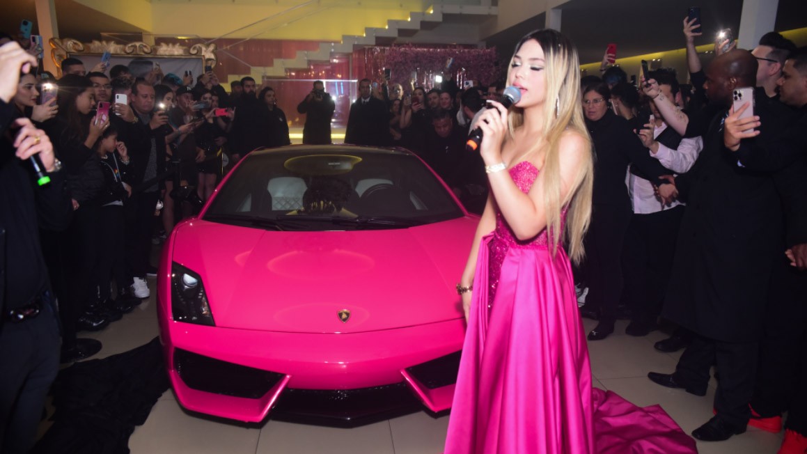 Melody faz 15 anos e ganha Lamborghini rosa avaliada em R$ 1,5 milhão