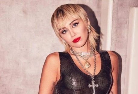 De estrela da Disney a garota problema e recuperação: a carreira de Miley Cyrus