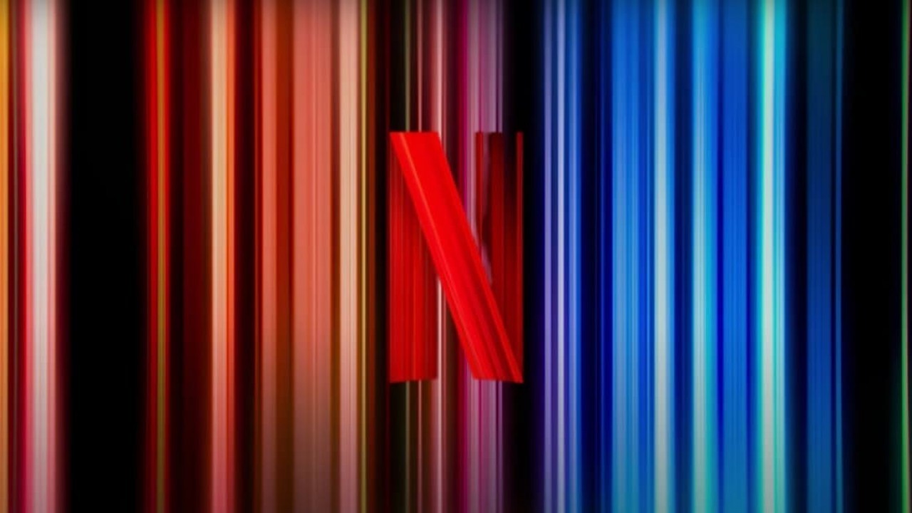 Logo da Netflix com fundo listrado colorido