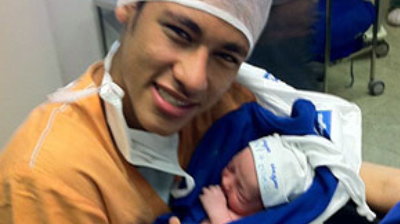 Neymar mostra filho em visita a projeto social; veja imagens