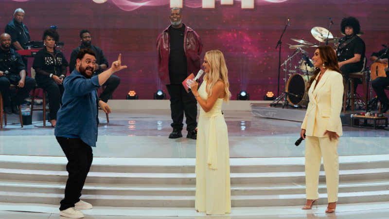 Péricles relembra sucessos e participa de brincadeiras no palco do Em Família com Eliana