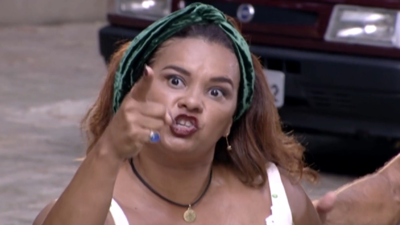 O Clone: Dona Jura chama Maysa para briga: \"Eu te arrebento\"