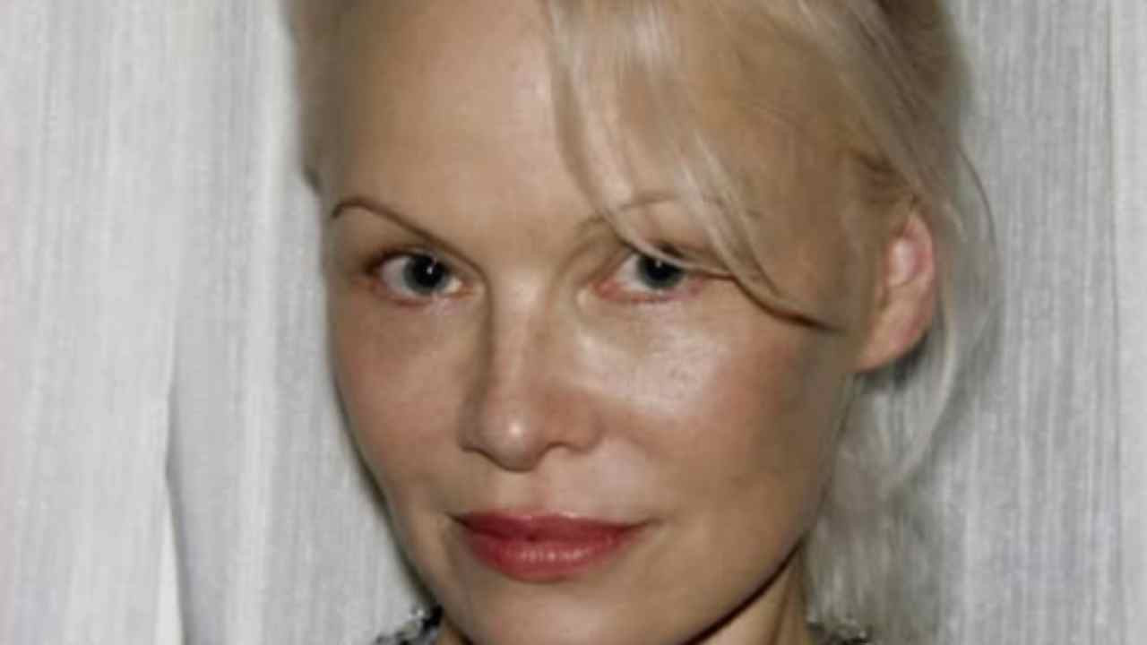 Pamela Anderson relembra luta contra hepatite C: \"Foi uma sentença de morte\"