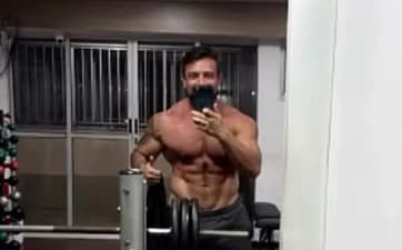 Rafael Cardoso posa supermusculoso após deixar clínica de reabilitação; fotos