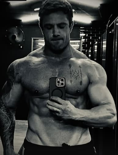 Rafael Cardoso posa supermusculoso após deixar clínica de reabilitação; fotos