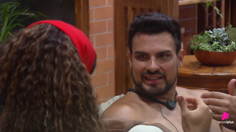 A Fazenda 18: Renê Thristan e Ana Bruna Ávila voltam a se desentender: \"Acabou de colocar outra mira na minha cabeça\"