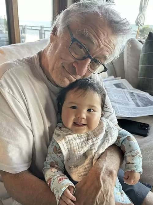 Aos 80, Robert De Niro aparece em foto rara com filha de 10 meses