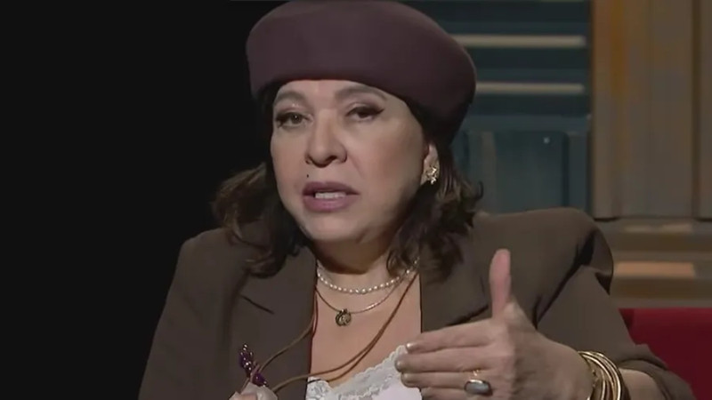 Às lágrimas, Roberta Miranda revela que foi \"roubada\" na maternidade