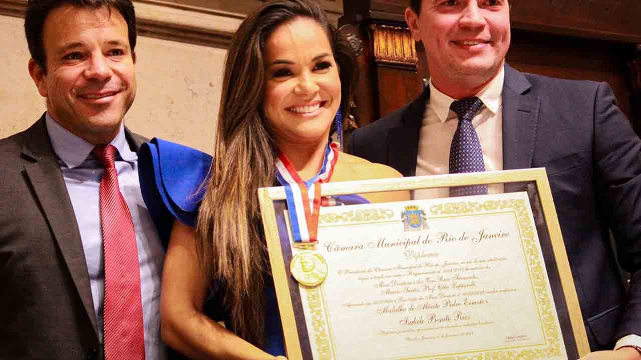Isabele Benito, âncora do SBT Rio, é homenageada na câmara e recebe medalha