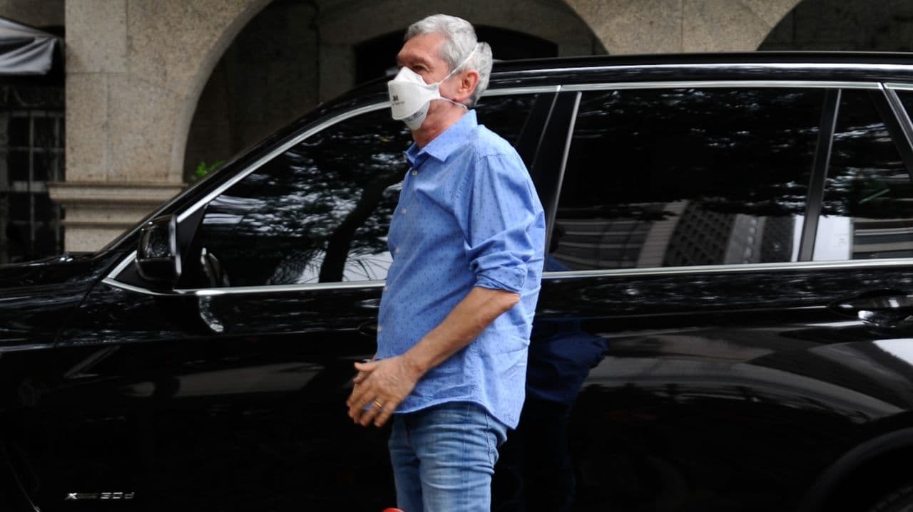 Serginho Groisman de máscara branca e camisa azul