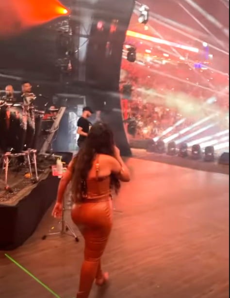 Simone Mendes enfrente perrengue com calça rasgada no bumbum durante show em Barretos