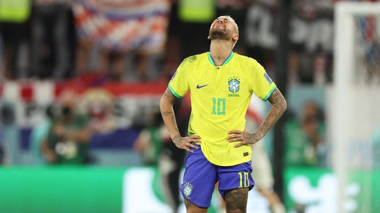 Neymar em campo, olhando para cima e chorando