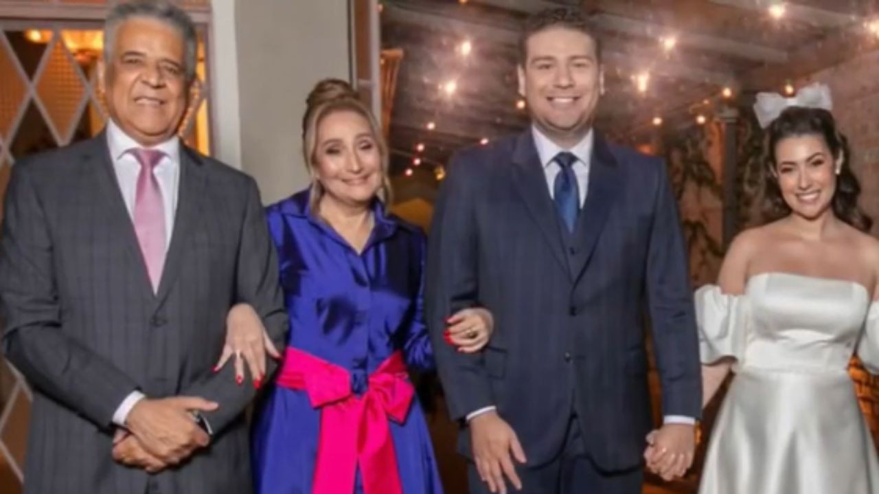 Sonia Abrão de braços dados com ex-marido, filho e nora