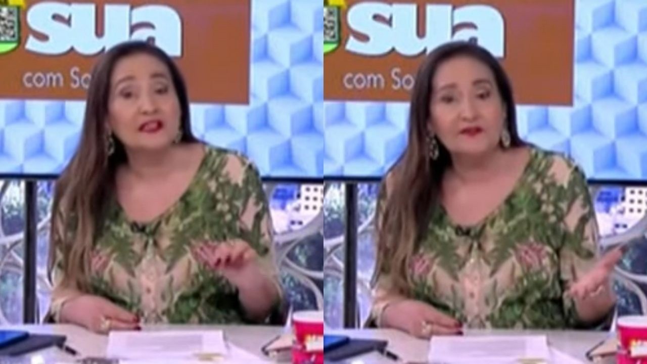 Montagem de duas fotos de Sonia Abrão falando no cenário do A Tarde É Sua, de cabelos soltos e blusa estampada