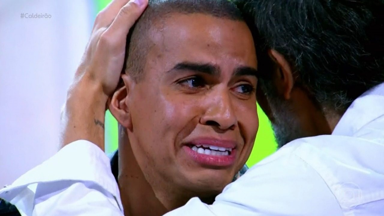 Thiago Oliveira chorando e sendo abraçado por Marcos Mion