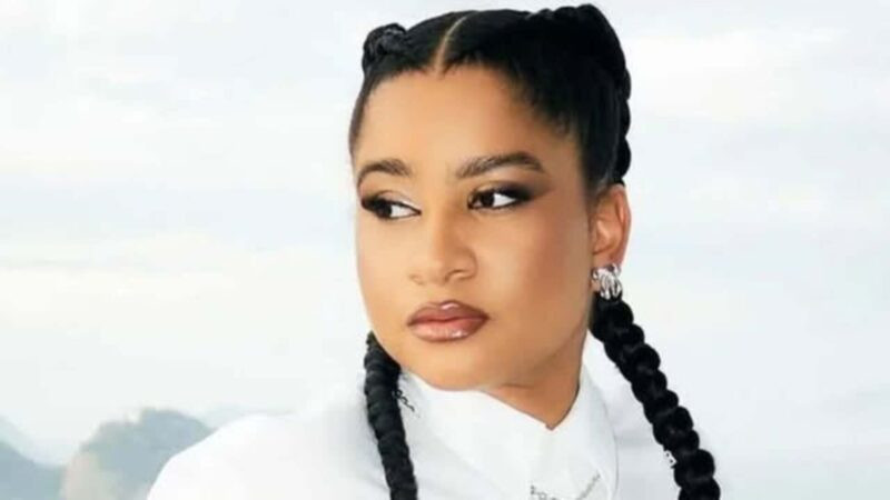 Tia Milena rebate crítica após trabalhar na chuva no Rock in Rio: \"Ninguém começa no topo\"