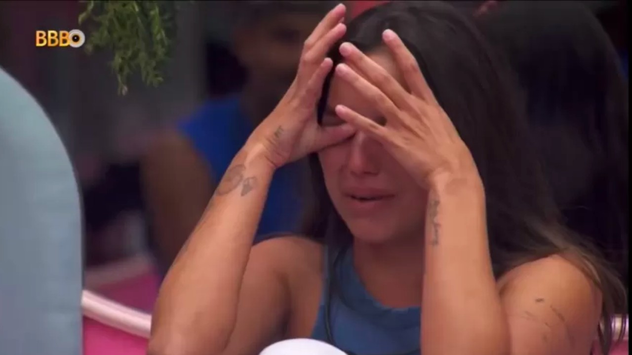 BBB 24: Vanessa Lopes chora após receber roupa da festa: \"Pesado\"