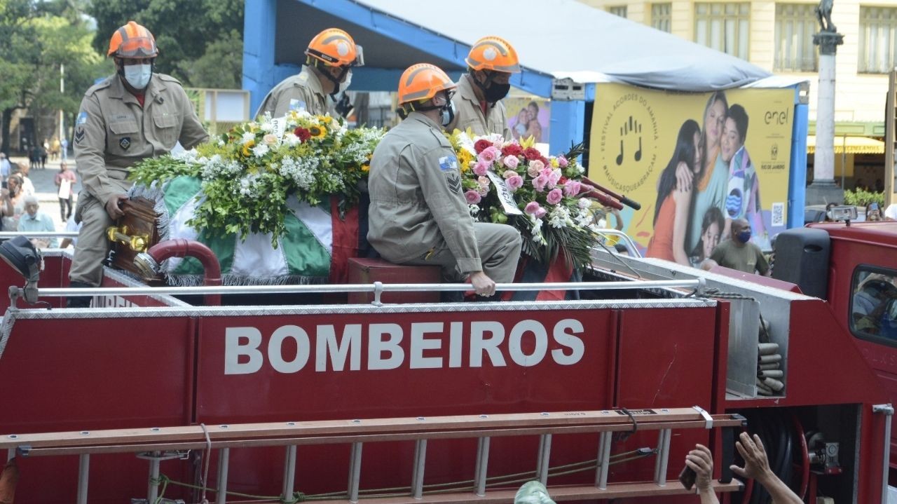 Vídeo: Cortejo com o corpo de Elza Soares segue para o cemitério sob aplausos