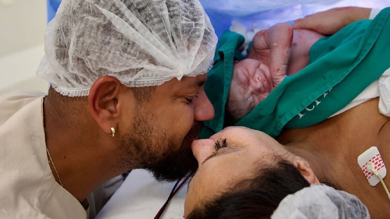 Viviane Araújo aparece emocionada com o filho Joaquim nos braços após parto; veja!