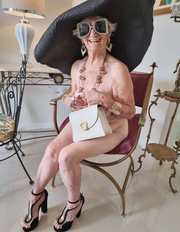 Influenciadora digital de 80 anos publica foto nua e ganha elogios de famosas