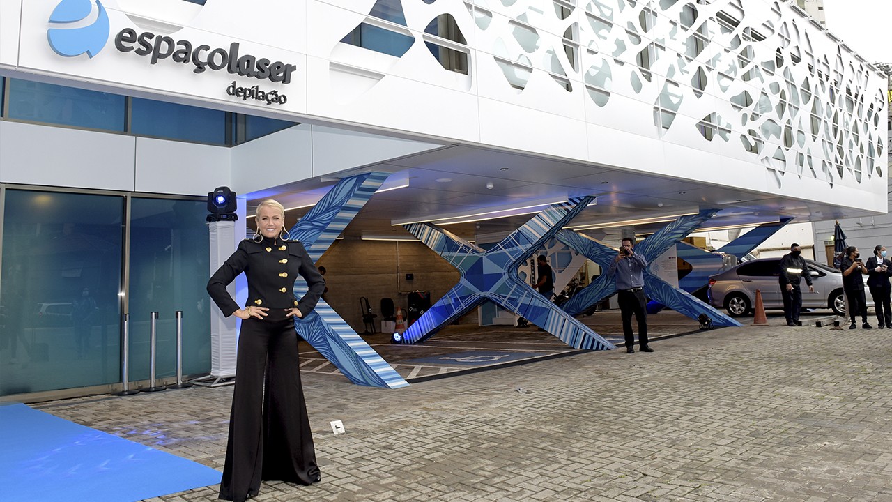 Xuxa inaugura loja que inova com sua holografia na recepção