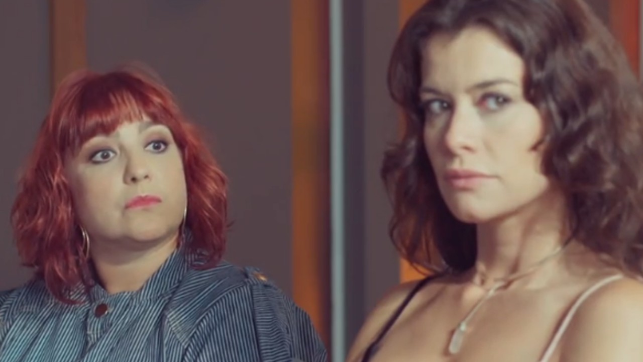 Ana Baird e Alinne Moraes como Nicole e Bárbara em cena da novela Um Lugar ao Sol, em exibição na Globo