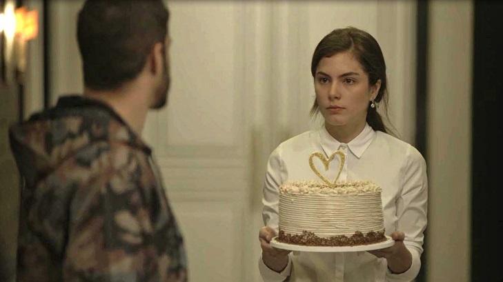 Fabiana segura um bolo com expressão de chocada em A Dona do Pedaço.