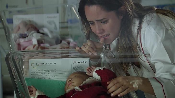 Cena de A Vida da Gente com Ana emocionada vendo um bebê no berçário