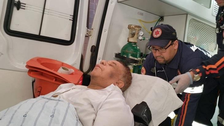 Agnaldo Timóteo numa maca, é levado a uma ambulância