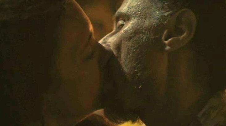 Thelma beijando Durval em cena de Amor de Mãe