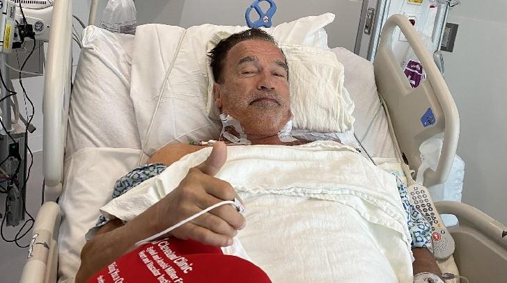 Arnold Schwarzenegger posa em cama de hospital após cirurgia cardíaca