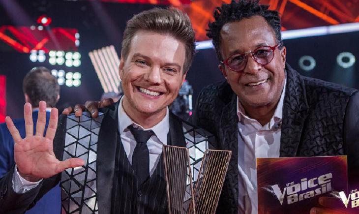Michel Teló e o vencedor do "The Voice Brasil", Tony Gordon, posam para foto sorrindo.
