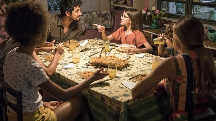 Marcos janta com a família de Paloma em Bom Sucesso