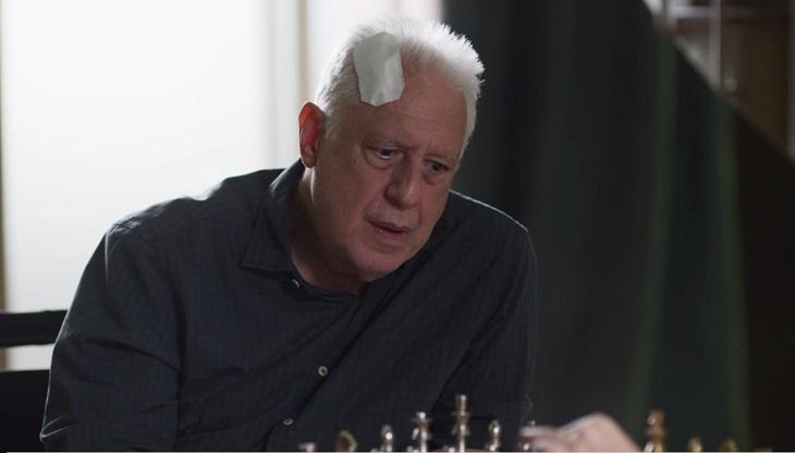 Alberto parado, confuso enquanto está sentado jogando xadrez em Bom Sucesso