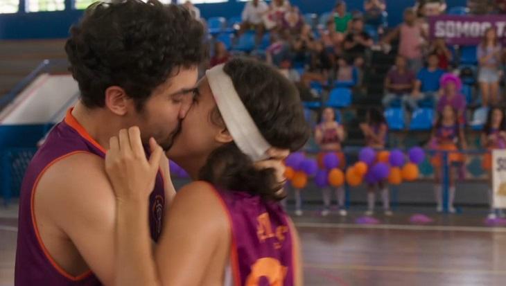 Gabriela e Vicente, de Bom Sucesso, se beijando numa quadra esportiva