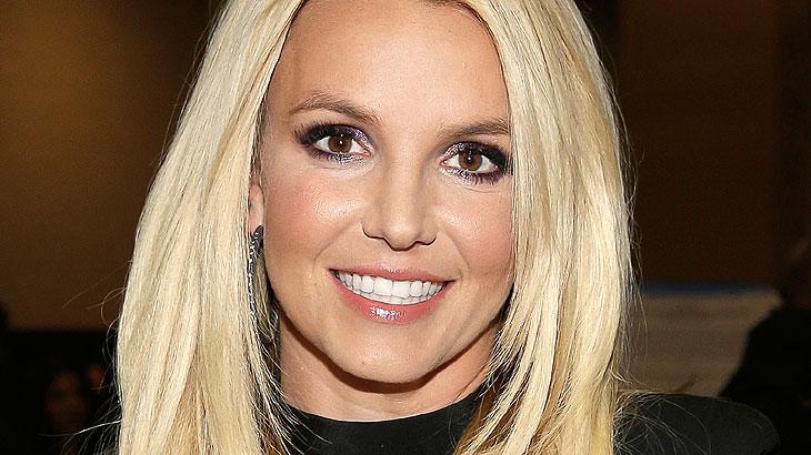 Britney Spears loira sorrindo