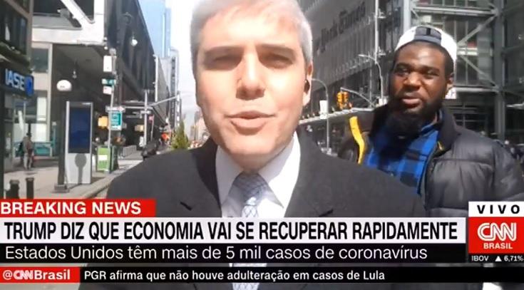Repórter da CNN Brasil sendo interrompido por homem nos EUA