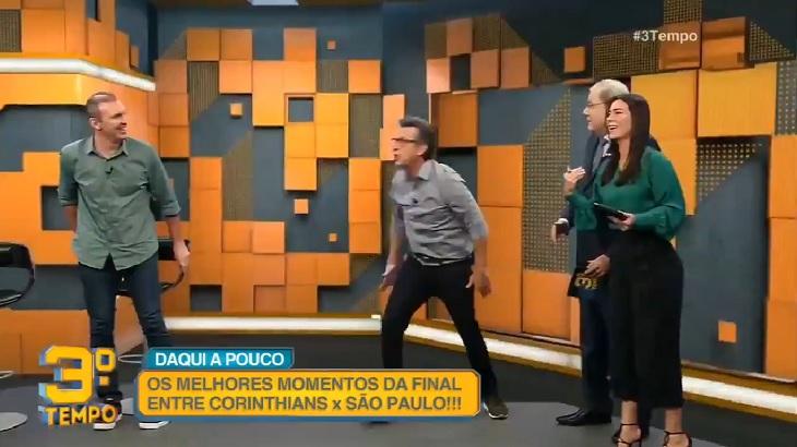 Neto comemora o gol do Corinthians no estúdio do "Terceiro Tempo", assustando Milton Neves e Veloso