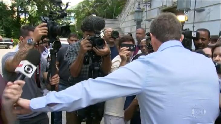 Ligado à Record, prefeito do Rio desafia a Globo
