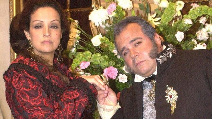 Betty Lago e André Matos caracterizados como rei e rainha em "O Quinto dos Infernos"
