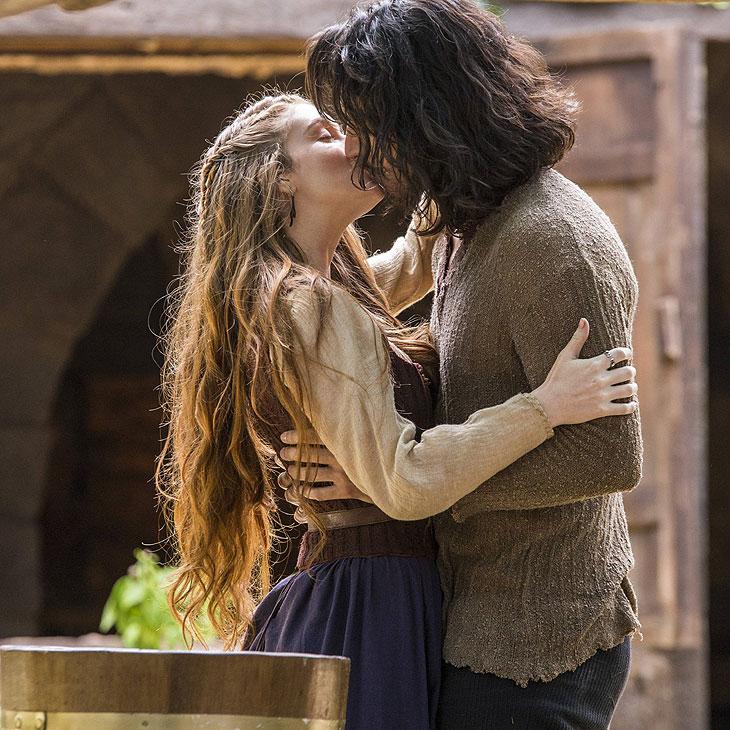 Veja foto do primeiro beijo de Afonso e Amália em \"Deus Salve o Rei\"