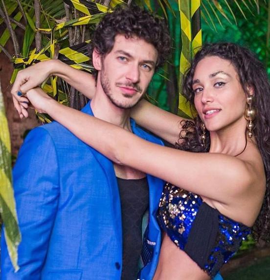 Débora Nascimento aparece publicamente com novo namorado pela primeira vez