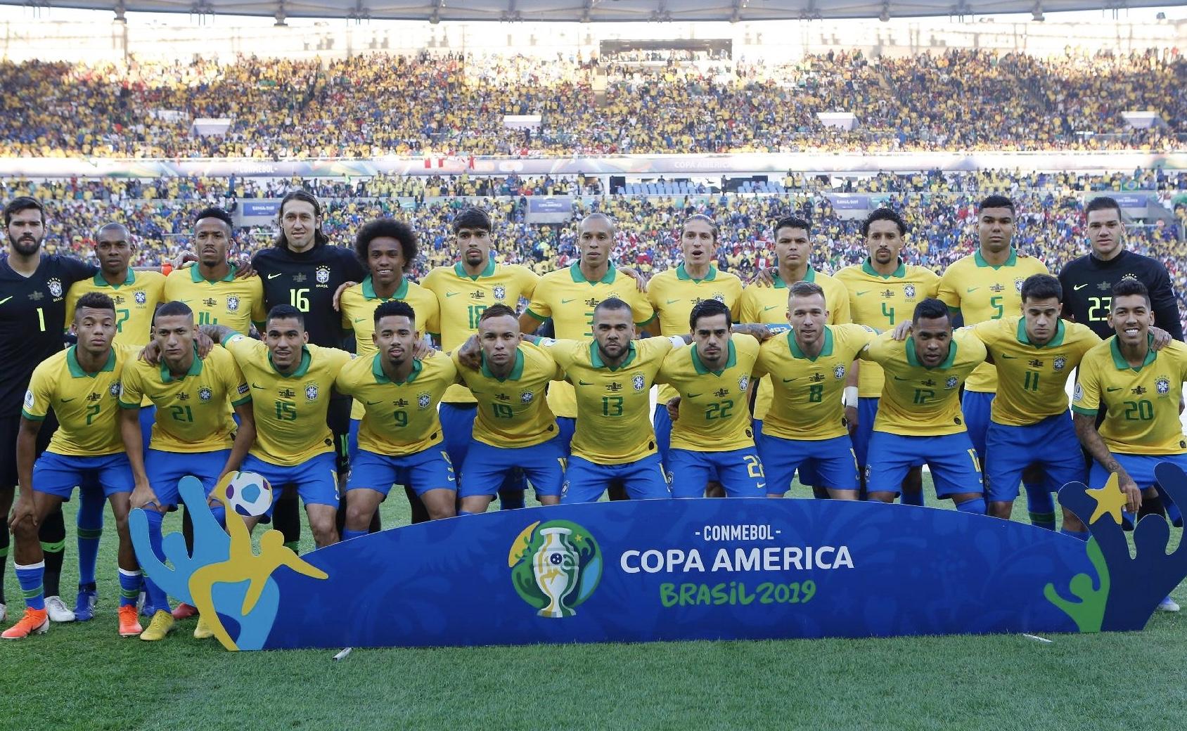 Jogadores do Brasil posam para pôster