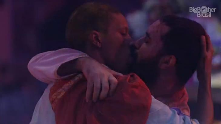 Lucas e Gilberto se beijando durante festa no BBB21