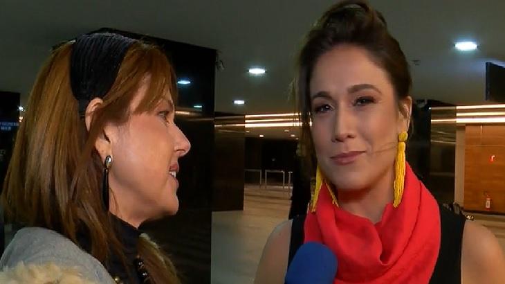 Fernanda Gentil sendo entrevistada por repórter do TV Fama