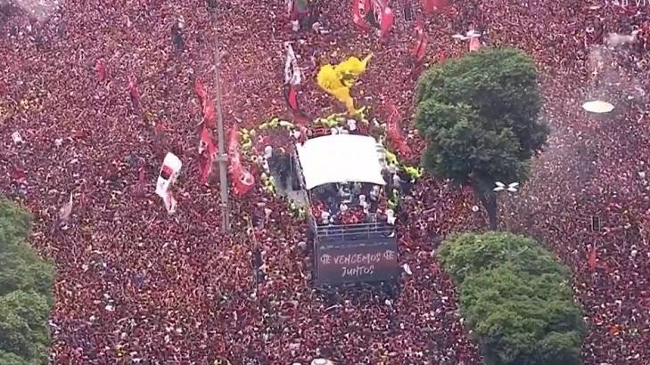Mar de gente comemorando o título do Flamengo no Rio de Janeiro